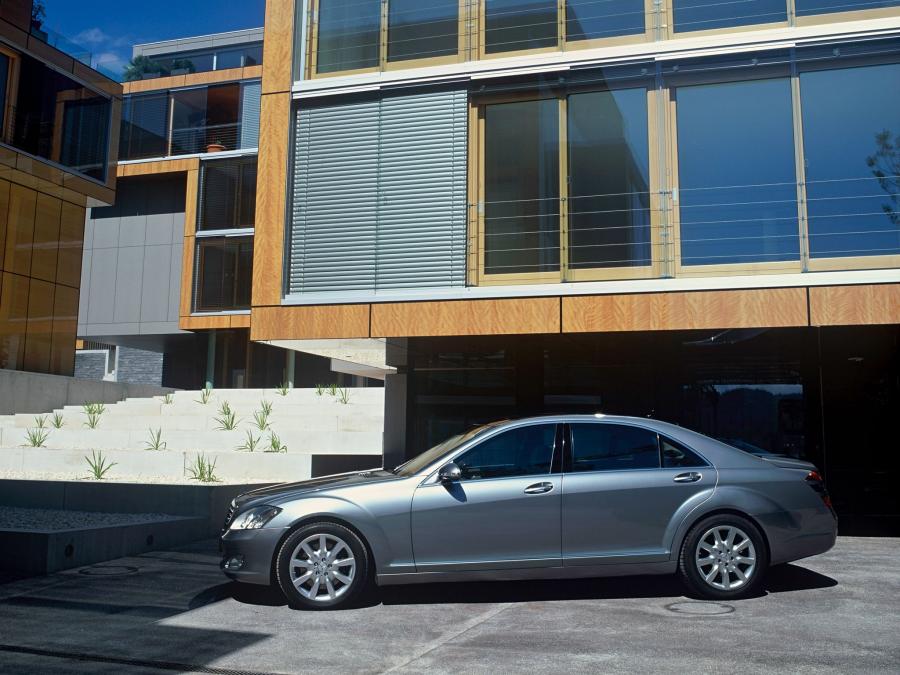  Mercedes-Benz S500 (W221) 2005 года  (фото 23 из 31)